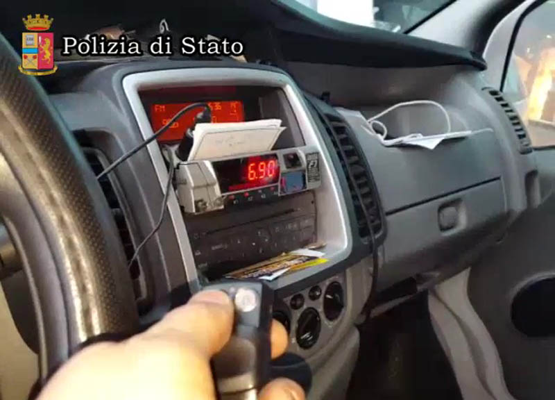 Fiumicino-Roma a caro prezzo. C’è la truffa. Denunciati 9 tassisti, tassametro “a comando” Fiumicino-Roma a caro prezzo. C’è la truffa. Denunciati 9 tassisti, tassametro “a comando”