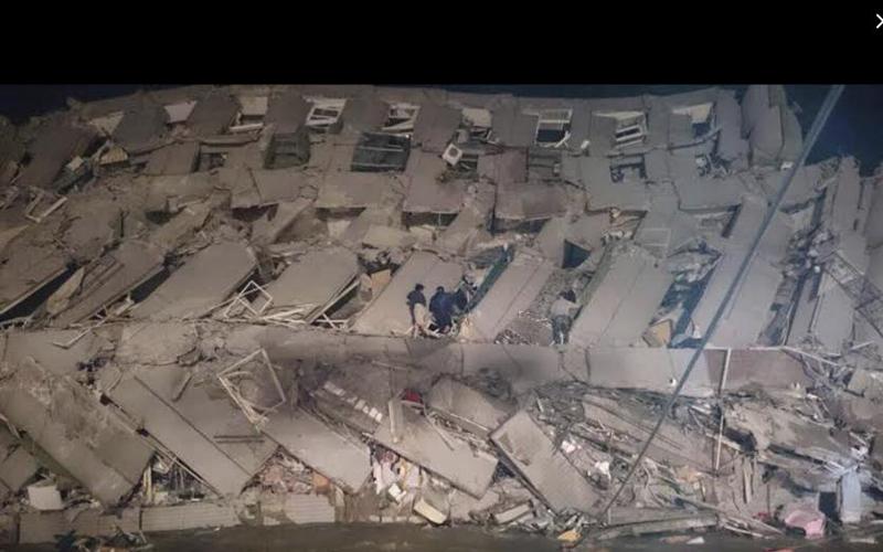 Terremoto Taiwan, centinaia sotto le macerie. LE IMMAGINI Terremoto Taiwan, centinaia sotto le macerie. LE IMMAGINI