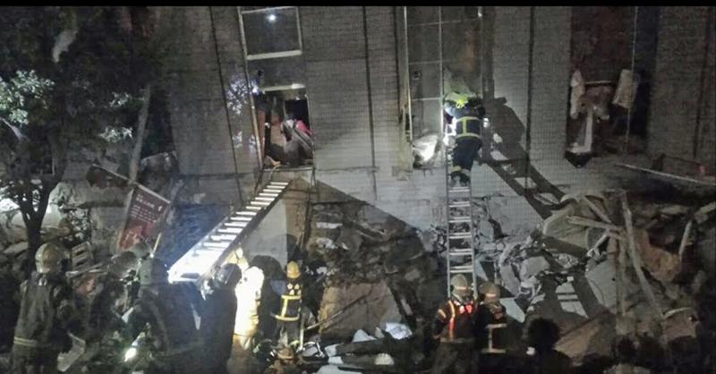 Terremoto Taiwan, centinaia sotto le macerie. LE IMMAGINI Terremoto Taiwan, centinaia sotto le macerie. LE IMMAGINI