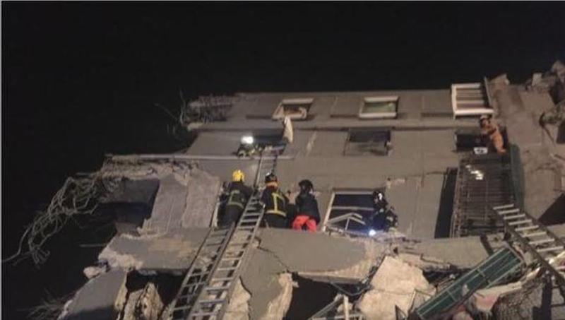 Terremoto Taiwan, centinaia sotto le macerie. LE IMMAGINI Terremoto Taiwan, centinaia sotto le macerie. LE IMMAGINI