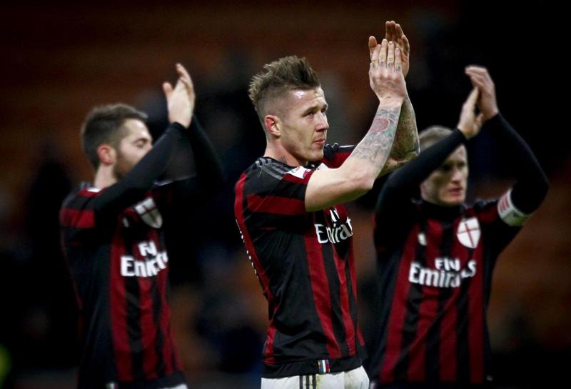 Milan, Kucka lesione al retto femorale della gamba sinistra. E Niang..