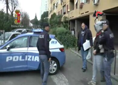 “Guerra” a Tor Bella, Kalashnikov e coca in casa