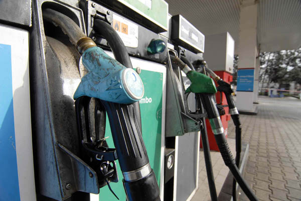 Dimentica la moglie dal distributore e guida per cento chilometri Dimentica la moglie dal distributore e guida per cento chilometri