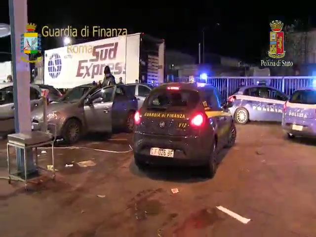 Frutta e mozzarelle: a Roma li vende la camorra. Maxiretata di Polizia e Finanza: 7 arresti Frutta e mozzarelle: a Roma li vende la camorra. Maxiretata di Polizia e Finanza: 7 arresti