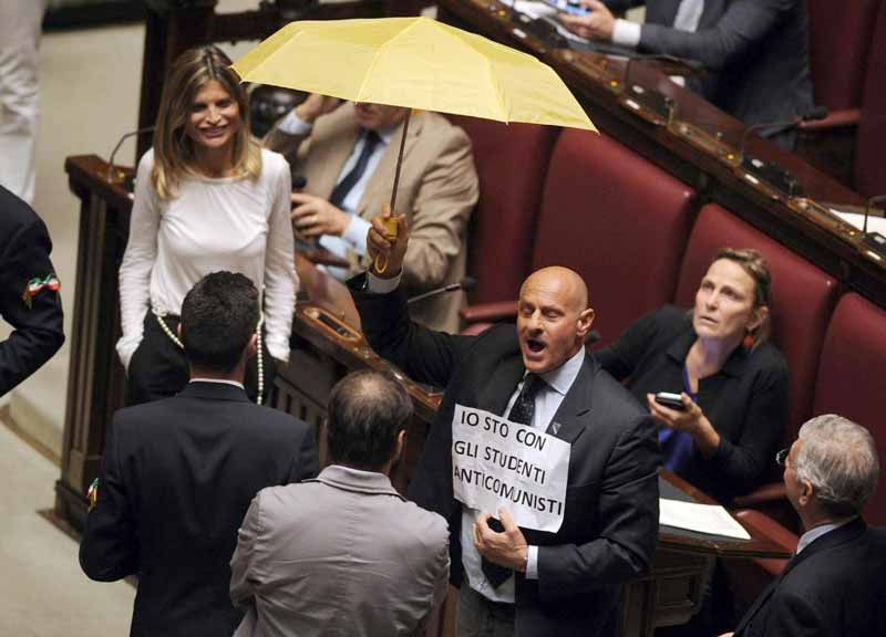 Centrodestra: è “guerra tra bande”. A Roma bruciato un candidato al giorno