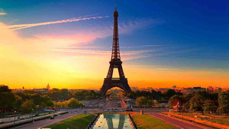 Caldo record in Francia. La Tour Eiffel e il Louvre chiudono in anticipo