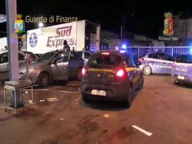 Frutta e mozzarelle: a Roma li vende la camorra: 7 arresti