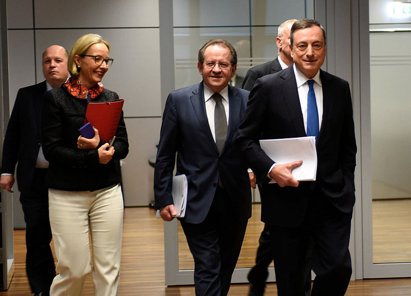 Banche, inutili le parole di Renzi. Gli investitori sperano in Draghi Banche, inutili le parole di Renzi. Gli investitori sperano in Draghi