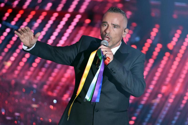 Sanremo, boom di nastri arcobaleno: 11 euro per le unioni civili Sanremo, boom di nastri arcobaleno: 11 euro per le unioni civili