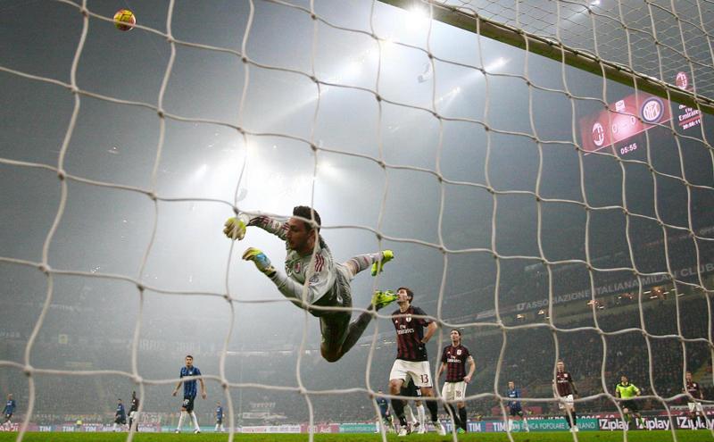 Donnarumma, il papà: “Ha rifiutato l’Inter, lui ha sempre tifato Milan” Donnarumma, il papà: “Ha rifiutato l’Inter, lui ha sempre tifato Milan”