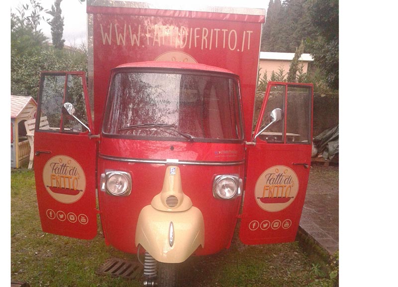 Mollo tutto e cucino cibo di strada: Martina, Gabrio e la loro Apecar Mollo tutto e cucino cibo di strada: Martina, Gabrio e la loro Apecar