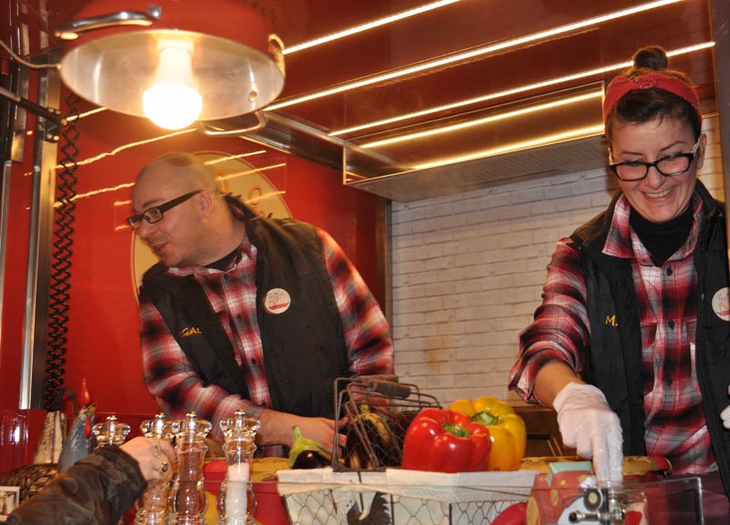 Mollo tutto e cucino cibo di strada: Martina, Gabrio e la loro Apecar Mollo tutto e cucino cibo di strada: Martina, Gabrio e la loro Apecar