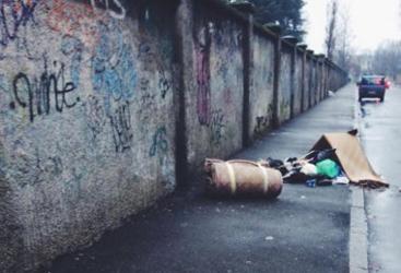 Via Padova: il degrado e i rifiuti diventano… arte. FOTO