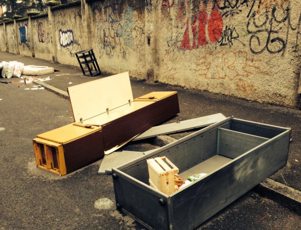 Via Padova: il degrado e i rifiuti diventano… arte. FOTO Via Padova: il degrado e i rifiuti diventano… arte. FOTO