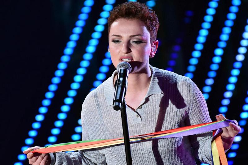 Sanremo, boom di nastri arcobaleno: 11 euro per le unioni civili Sanremo, boom di nastri arcobaleno: 11 euro per le unioni civili