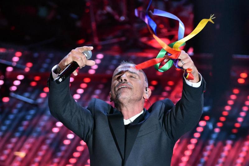 Sanremo, boom di nastri arcobaleno: 11 euro per le unioni civili Sanremo, boom di nastri arcobaleno: 11 euro per le unioni civili