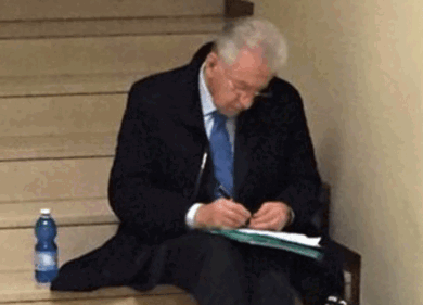 Mario Monti in coda in ospedale. E la foto diventa virale sui social