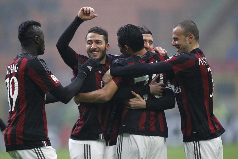 Milan, Bacca-Honda: 2-1 sul Genoa. Papera di Perin e brividi nel finale