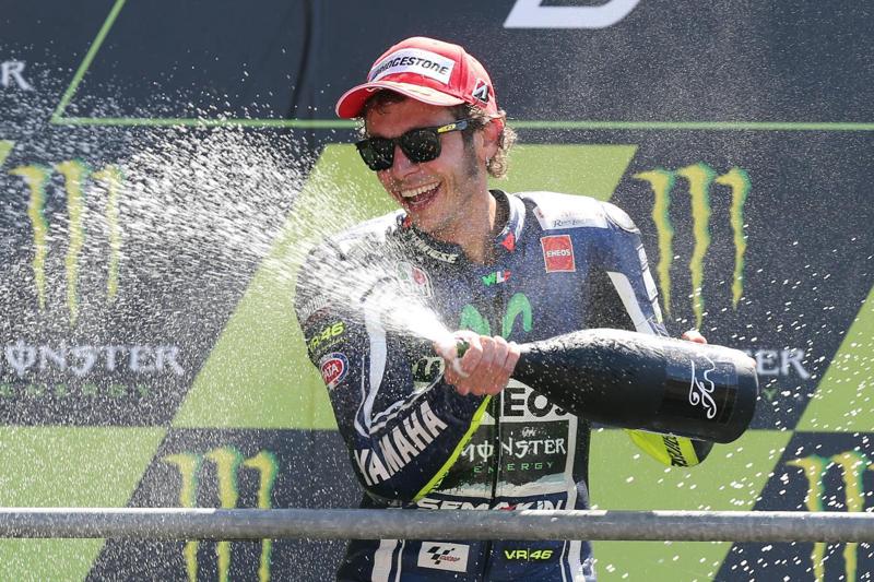 MotoGp, Valentino Rossi fa 37 anni e avvisa Marquez: “Non dimentico”