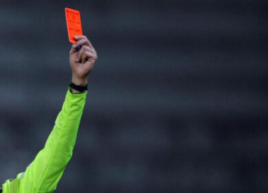 Argentina choc: l’arbitro lo espelle, il giocatore torna e gli spara