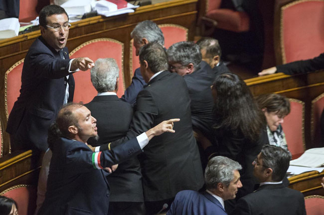 Unioni civili, rissa in Senato. Insulti, parolacce Unioni civili, rissa in Senato. Insulti, parolacce