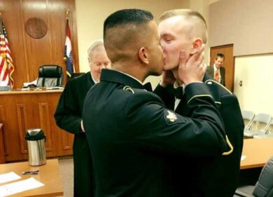 Usa, si sposano due militari gay: “Non è più impossibile”. FOTO
