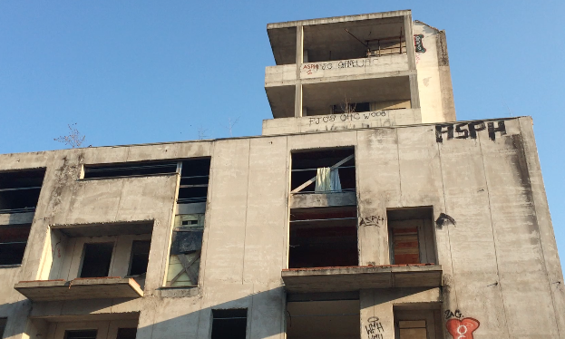 Milano, degrado e paura per il “Palazzo della Morte”. FOTO