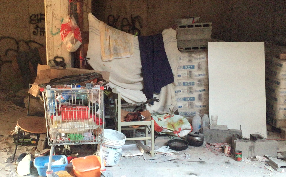 Milano, degrado e paura per il “Palazzo della Morte”. FOTO