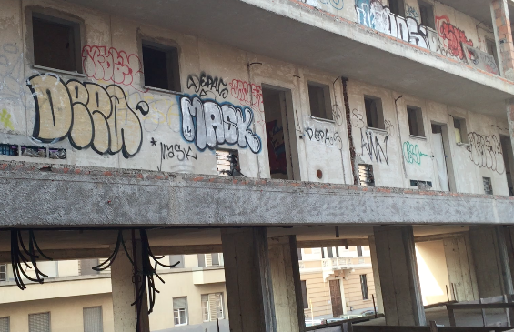 Milano, degrado e paura per il “Palazzo della Morte”. FOTO