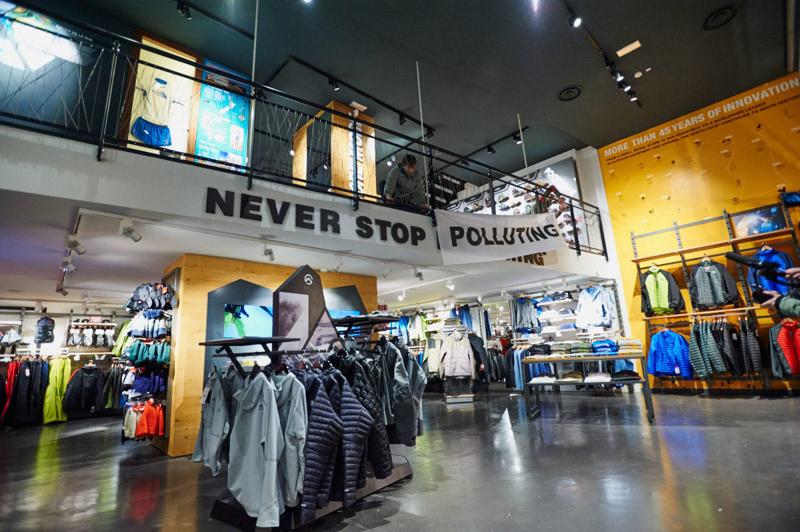 Milano, blitz di Greenpeace contro The North Face. FOTO Milano, blitz di Greenpeace contro The North Face. FOTO