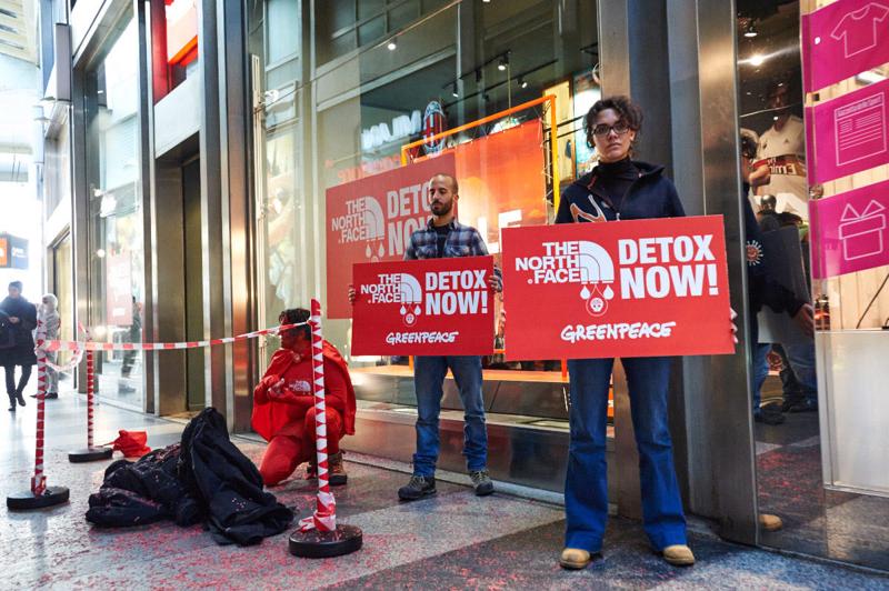 Milano, blitz di Greenpeace contro The North Face. FOTO Milano, blitz di Greenpeace contro The North Face. FOTO