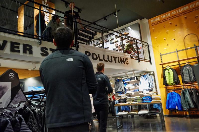 Milano, blitz di Greenpeace contro The North Face. FOTO Milano, blitz di Greenpeace contro The North Face. FOTO