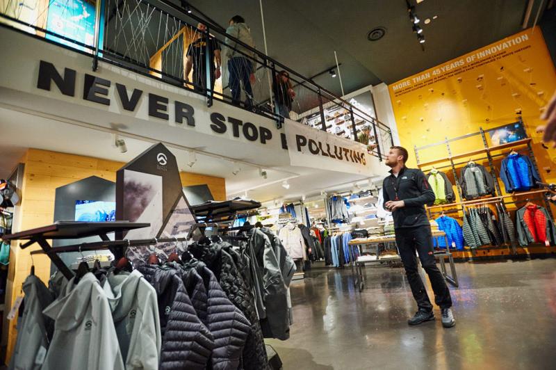 Milano, blitz di Greenpeace contro The North Face. FOTO Milano, blitz di Greenpeace contro The North Face. FOTO