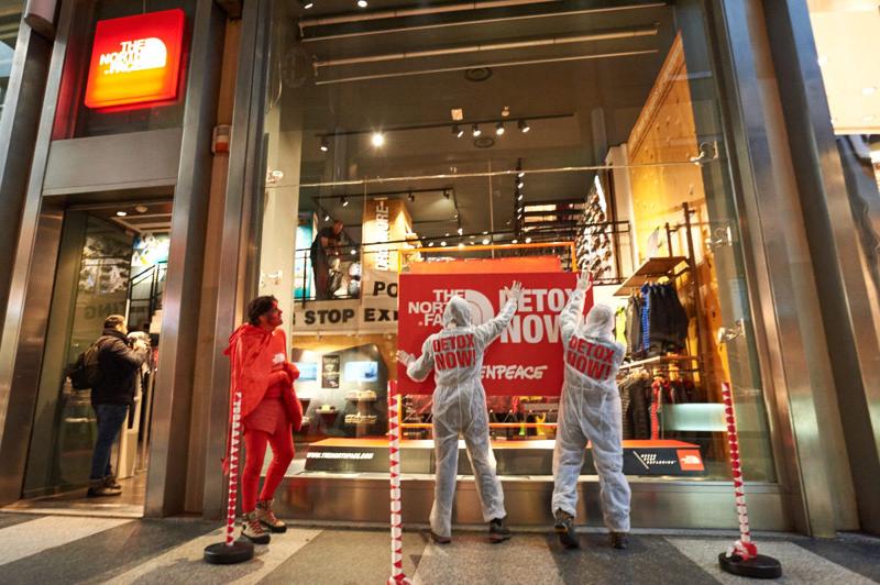 Milano, blitz di Greenpeace contro The North Face. FOTO Milano, blitz di Greenpeace contro The North Face. FOTO
