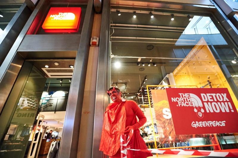 Milano, blitz di Greenpeace contro The North Face. FOTO Milano, blitz di Greenpeace contro The North Face. FOTO