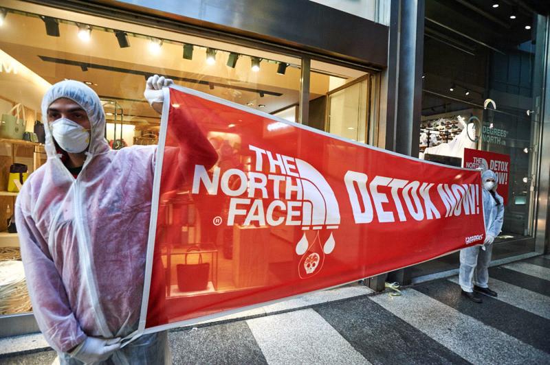 Milano, blitz di Greenpeace contro The North Face. FOTO Milano, blitz di Greenpeace contro The North Face. FOTO