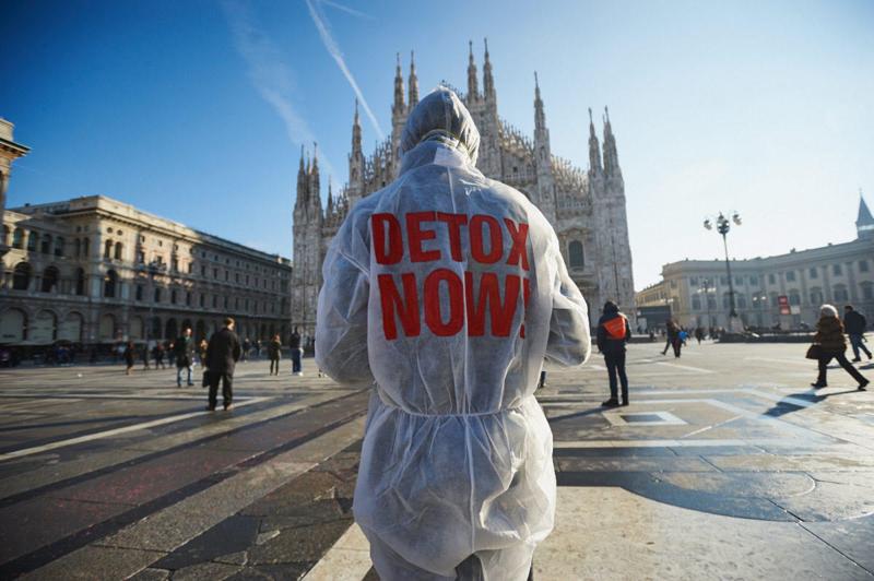 Milano, blitz di Greenpeace contro The North Face. FOTO Milano, blitz di Greenpeace contro The North Face. FOTO