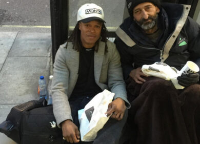 Davids, l’ex della Juventus offre il pranzo a un clochard