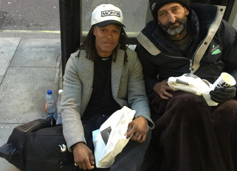 Davids, l’ex della Juventus offre il pranzo a un clochard Davids, l’ex della Juventus offre il pranzo a un clochard
