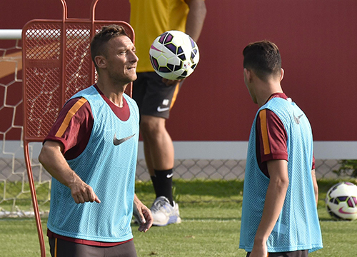 Roma, Totti si allena a Trigoria. Sorrisi e distensione con Spalletti Roma, Totti si allena a Trigoria. Sorrisi e distensione con Spalletti