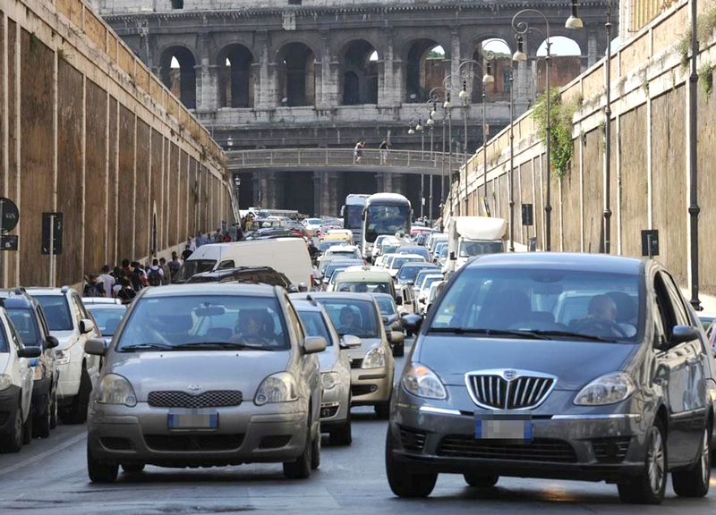 Domenica stop antismog: le polveri sottili fermano di nuovo auto e moto Domenica stop antismog: le polveri sottili fermano di nuovo auto e moto