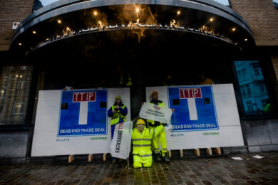 Ttip, blitz di Greenpeace per bloccare le trattative Ue-Usa. FOTO e VIDEO