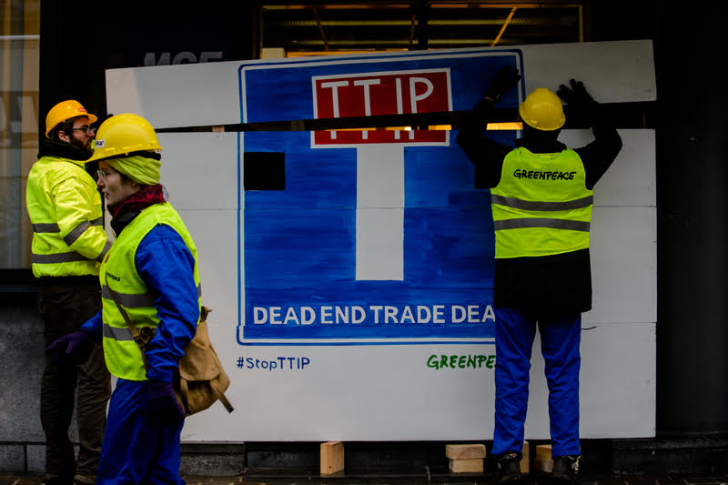 Ttip, blitz di Greenpeace per bloccare le trattative Ue-Usa. FOTO e VIDEO