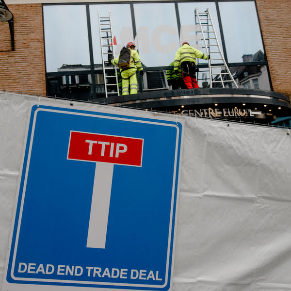 Ttip, blitz di Greenpeace per bloccare le trattative Ue-Usa. FOTO e VIDEO