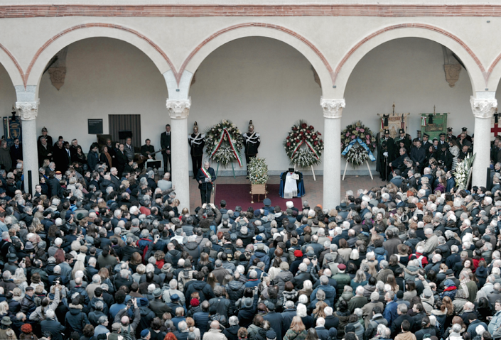 Milano, folla al Castello Sforzesco per l’ultimo saluto a Umberto Eco Milano, folla al Castello Sforzesco per l’ultimo saluto a Umberto Eco