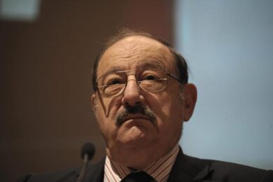 Milano, folla al Castello Sforzesco per l’ultimo saluto a Umberto Eco