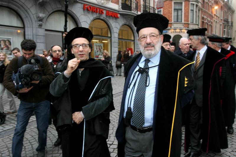Milano, folla al Castello Sforzesco per l’ultimo saluto a Umberto Eco Milano, folla al Castello Sforzesco per l’ultimo saluto a Umberto Eco