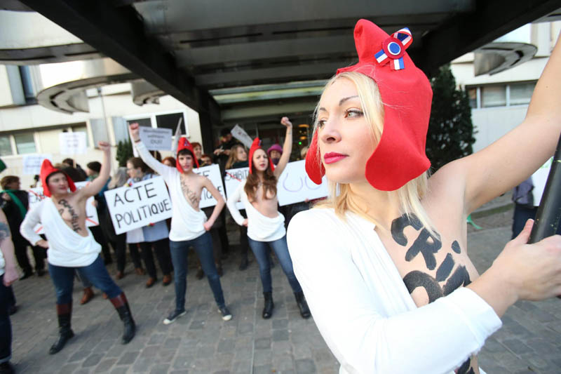 “Esibizione sessuale”, tre attiviste Femen a processo “Esibizione sessuale”, tre attiviste Femen a processo