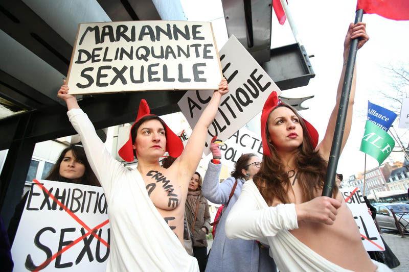 “Esibizione sessuale”, tre attiviste Femen a processo “Esibizione sessuale”, tre attiviste Femen a processo
