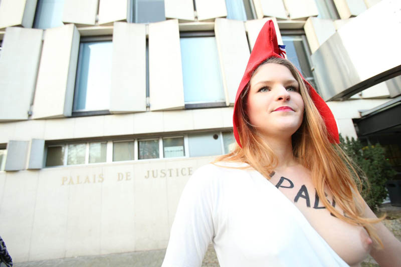 “Esibizione sessuale”, tre attiviste Femen a processo “Esibizione sessuale”, tre attiviste Femen a processo